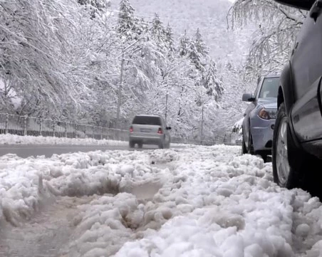 Снегорин и кола катастрофираха на пътя София-Варна ВИДЕО