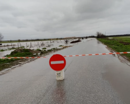 Заради проливните дъждове затвориха път край Съединение