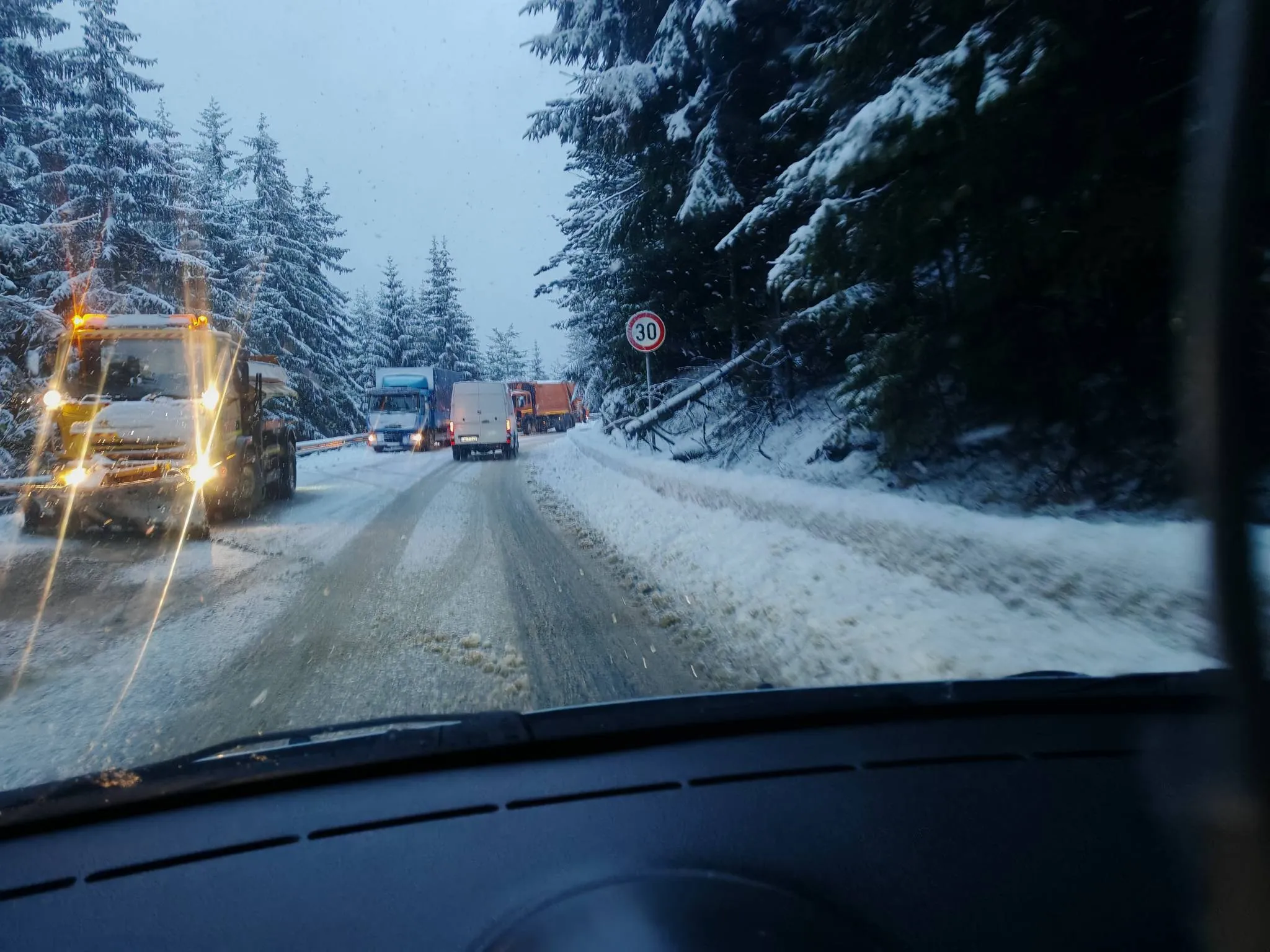Зимата напомни за себе си: сняг и затруднения по проходите „Рожен
