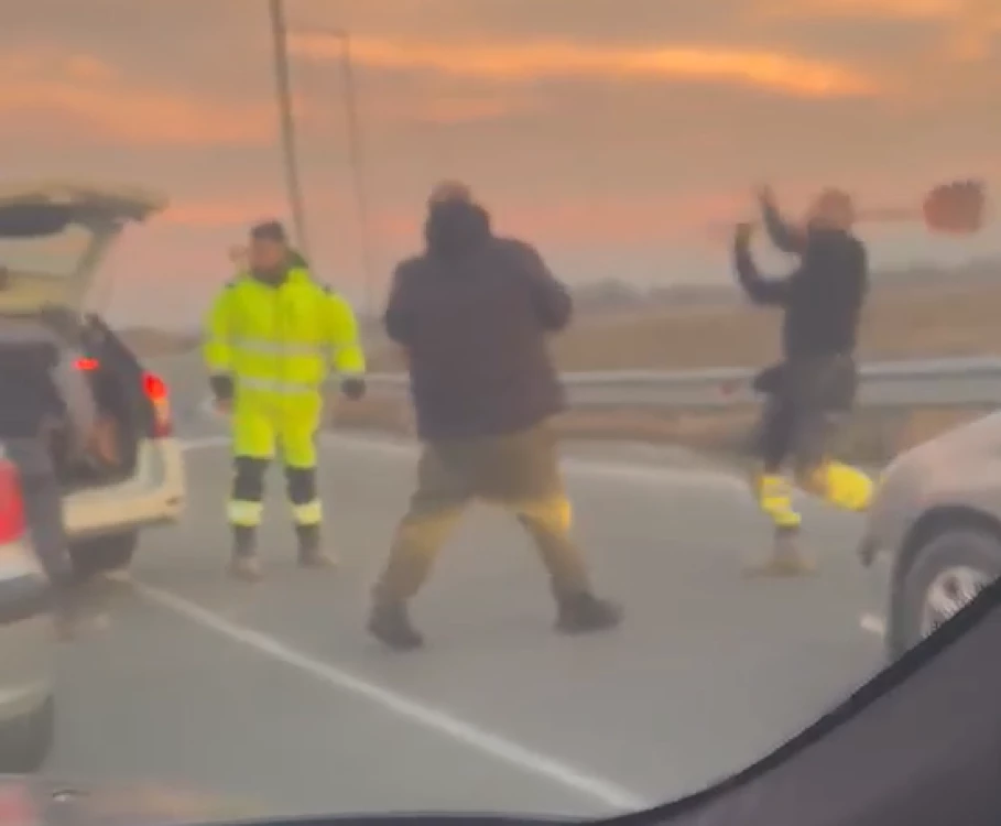 Безумие! Шофьори размахват нож и лопати след засичане на Асеновградско ВИДЕО