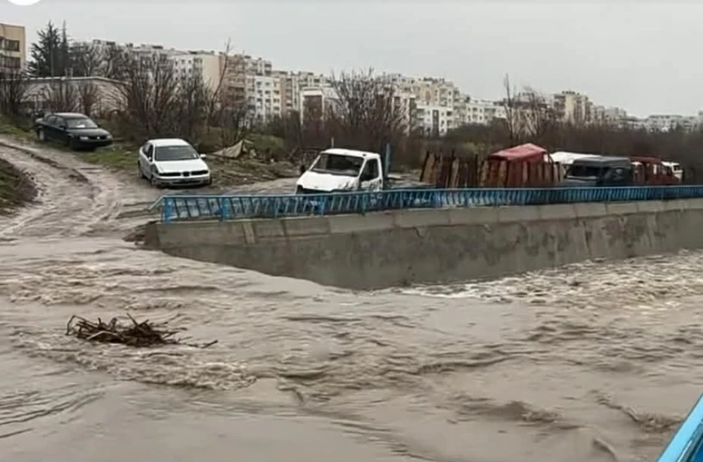 Хасковската река преля, заля мост