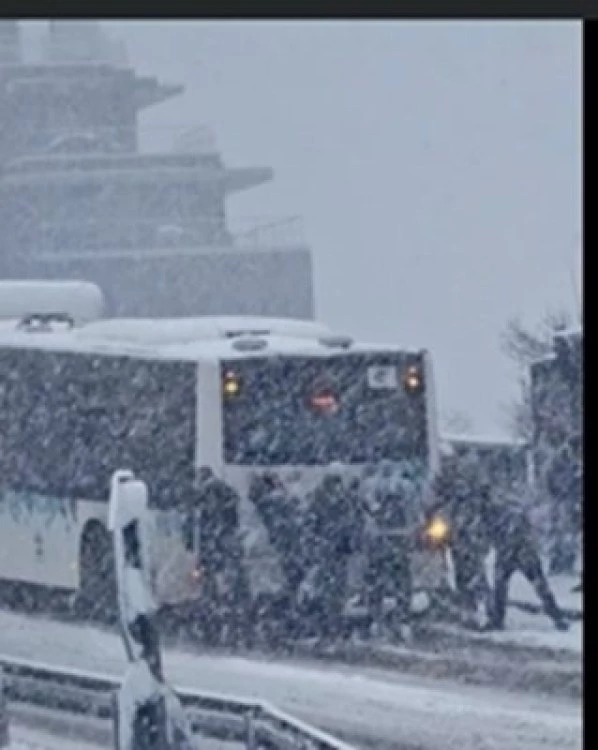 Пътници бутат закъсал автобус в София ВИДЕО