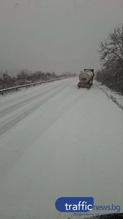 Сняг, ограничения и сигнали за хаос по пътищата в страната СНИМКИ