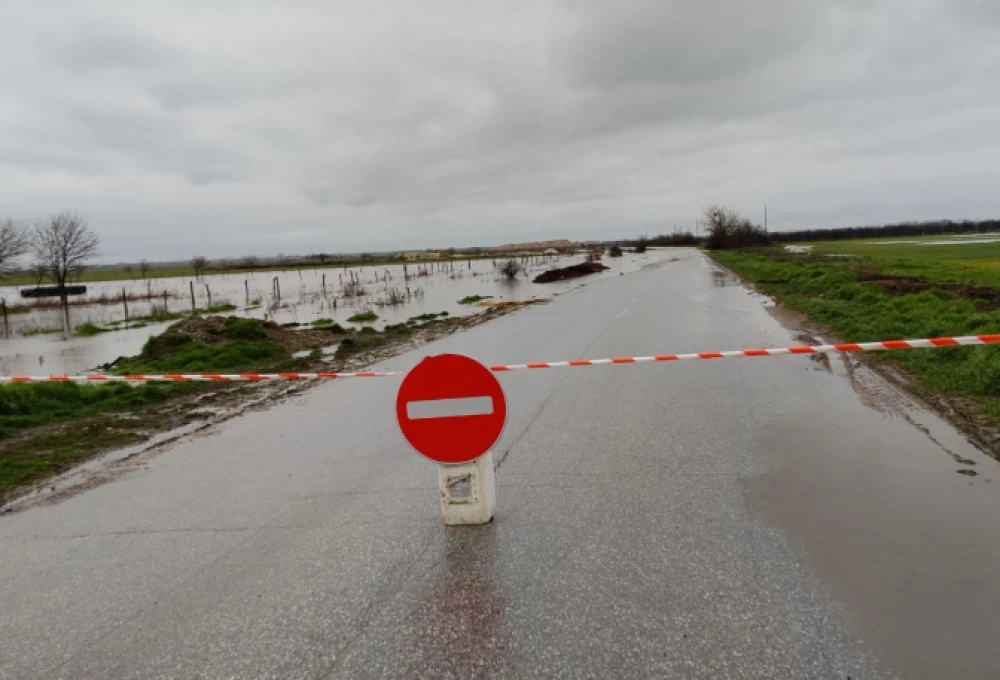 Заради проливните дъждове затвориха път край Съединение