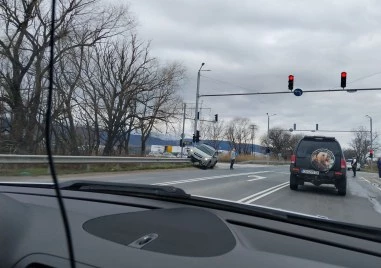 Две коли се удариха на Околовръстното на Пловдив, джип е върху мантинелата