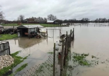 Критично високи на места остават реките в Хасковско, има залети дворове и постройки