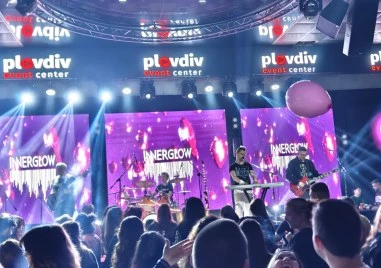 Розов акцент и метъл акорди: Plovdiv Event Center събра фенове на алтернативната вълна от 2000-те