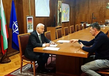 След инцидента: Министър Емил Дечев се срещна с кмета на Бистрица Самуил Попов