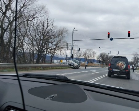 Две коли се удариха на Околовръстното на Пловдив, джип е върху мантинелата