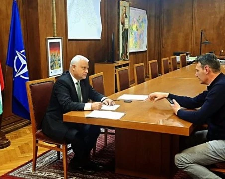 След инцидента: Министър Емил Дечев се срещна с кмета на Бистрица Самуил Попов