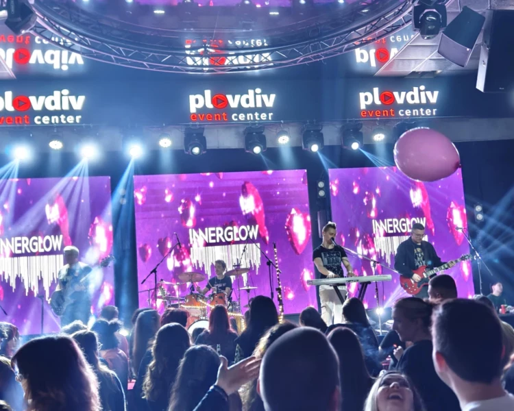 Розов акцент и метъл акорди: Plovdiv Event Center събра фенове на алтернативната вълна от 2000-те