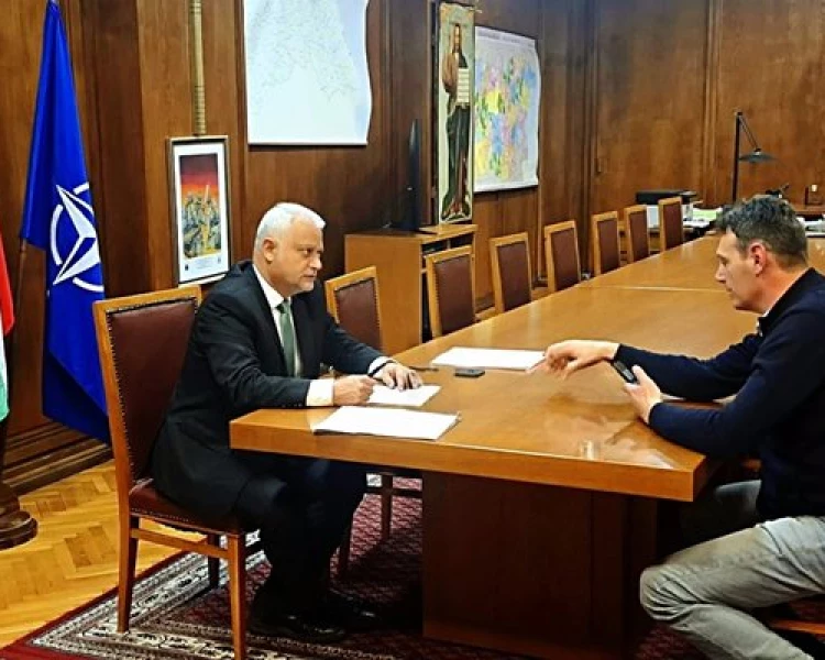 След инцидента: Министър Емил Дечев се срещна с кмета на Бистрица Самуил Попов