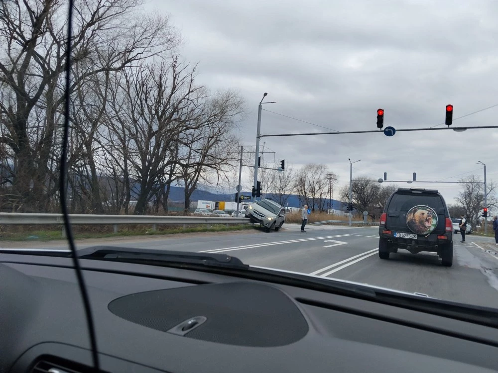 Две коли се удариха на Околовръстното на Пловдив, джип е върху мантинелата