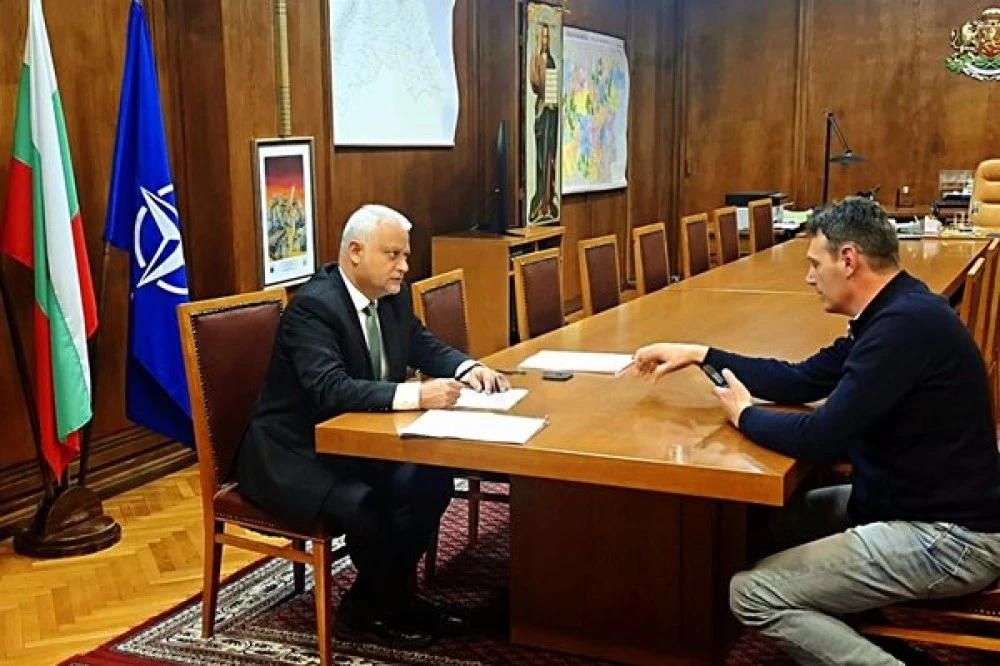 След инцидента: Министър Емил Дечев се срещна с кмета на Бистрица Самуил Попов