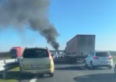 Кола се запали на АМ Тракия, спряха движението