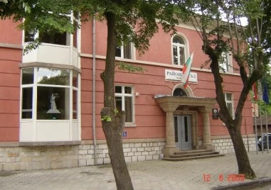 Младеж строши прозорците на съда във Велинград, написа името си върху служебен автомобил