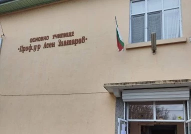 Скандал в асеновградско училище: Майка блъска учителки и размахва ботуш в коридора, удряли сина й