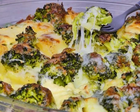 Кремообразна запеканка с броколи, картофи и сирене