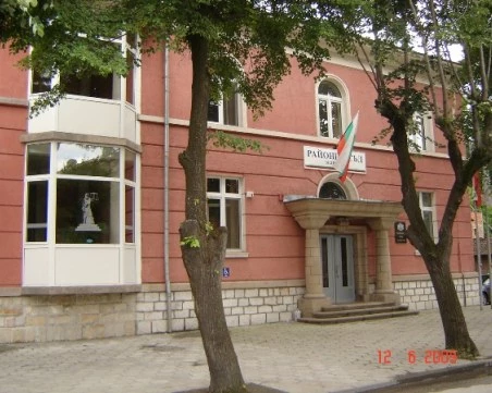 Младеж строши прозорците на съда във Велинград, написа името си върху служебен автомобил