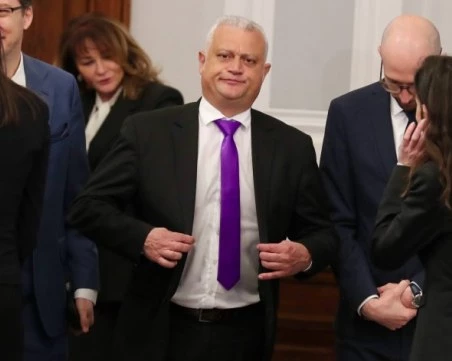 Шефът на МВР Емил Дечев нищи с разследващите случаите 