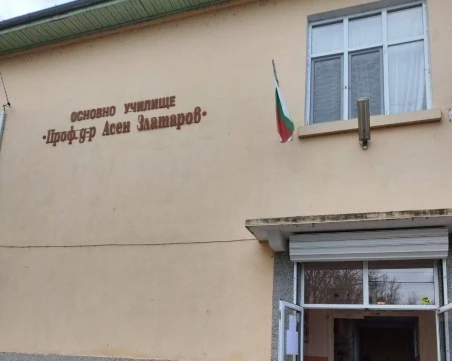 Скандал в асеновградско училище: Майка блъска учителки и размахва ботуш в коридора, удряли сина й