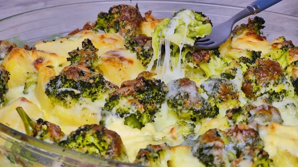 Кремообразна запеканка с броколи, картофи и сирене