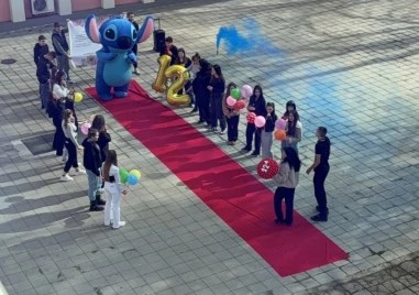 Бъдещи абитуриенти от Пловдив поканиха класната си на бала с червен килим, балони, колаж и Стич