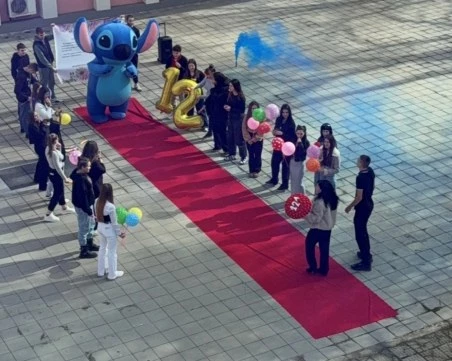 Бъдещи абитуриенти от Пловдив поканиха класната си на бала с червен килим, балони, колаж и Стич