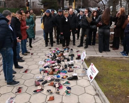 Наредиха детски обувки пред руското посолство в София