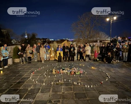 Украинската общност в Пловдив се помоли за мир пред храма 