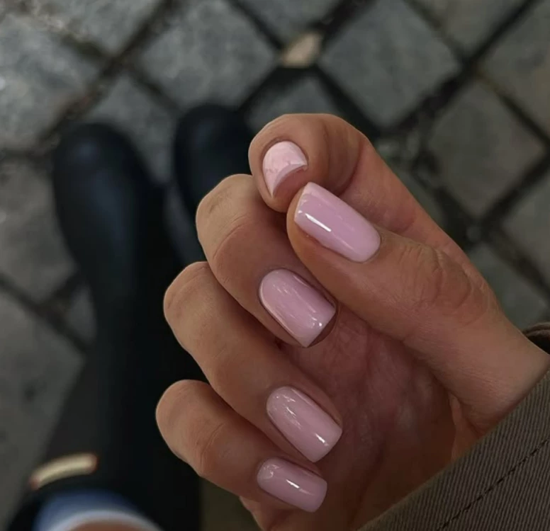Късите нокти отново са хитов тренд в маникюра през 2026 година