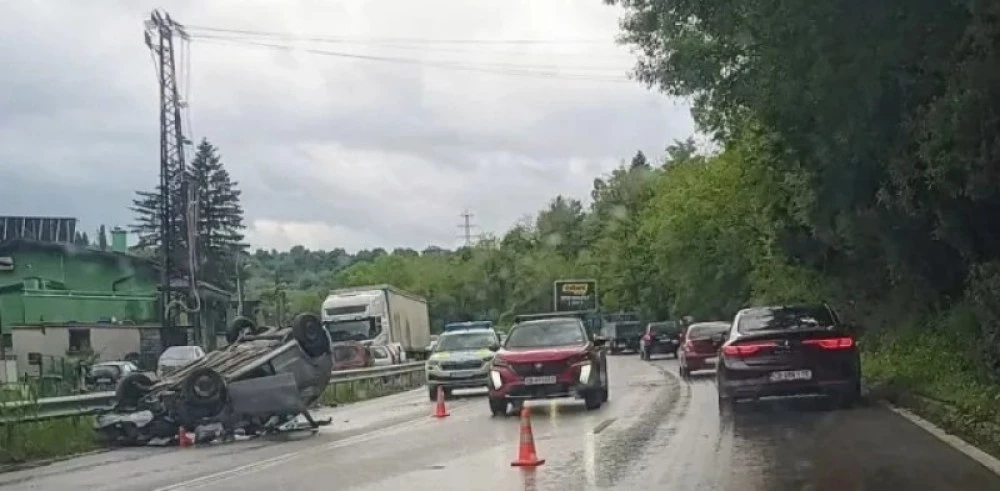 Млад шофьор се преобърна край Марково, на косъм от сериозен инцидент и край Асеновград