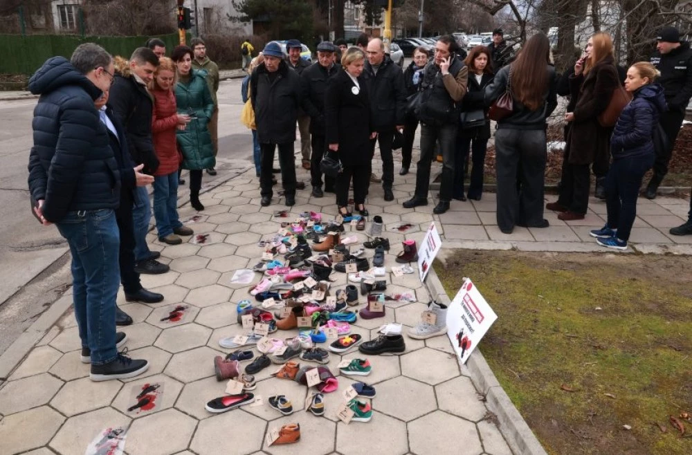 Наредиха детски обувки пред руското посолство в София