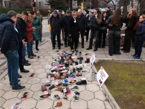 Наредиха детски обувки пред руското посолство в София