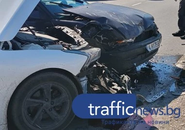 Челен удар между автомобили край Пловдив, няма пострадали