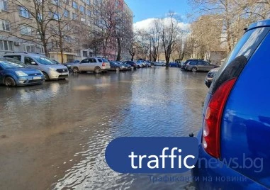 Наводнение в Кършияка: Улица се превърна в река, вода блика от тротоар ВИДЕО