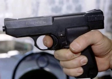 Задържаха баща, заплашил с убийство с газов пистолет сина си в Банкя