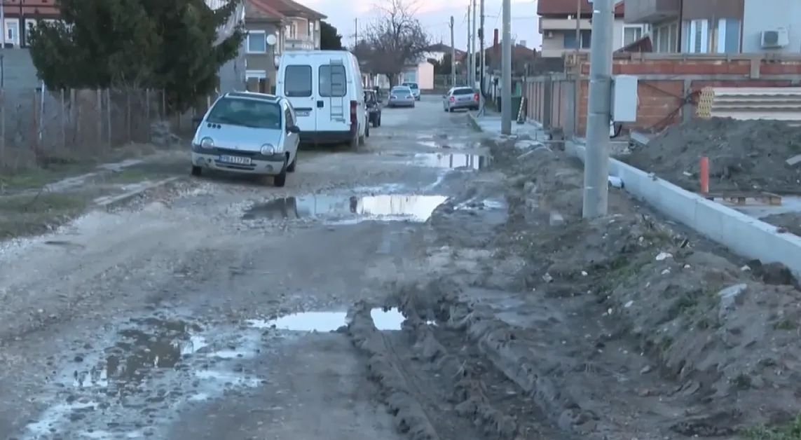 Жители на пловдивско село на протест заради лошото състояние на улици и тротоари