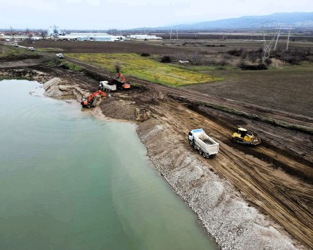 Институционален вакуум в Йоаким Груево: Маскира ли строежът на рибарник незаконна кариера?