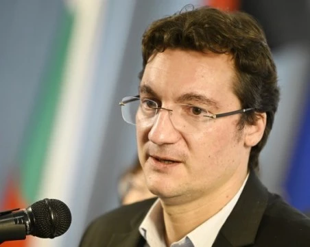 Крум Зарков извади 8 депутати от БСП от листите за неподчинение