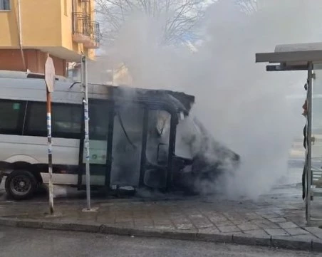 Маршрутка пламна в движение в Асеновград ВИДЕО