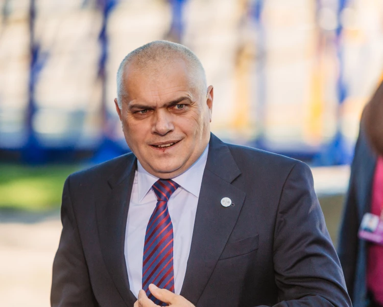 Валентин Радев: Не трябва да бързаме с 