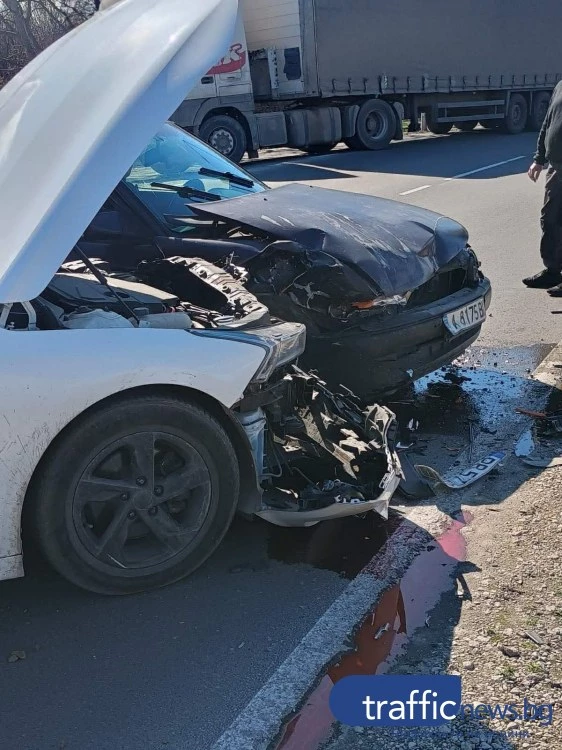 Челен удар между автомобили край Пловдив, няма пострадали