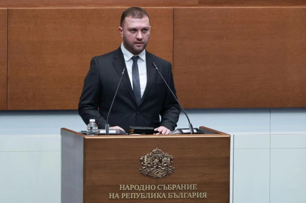 Едис Даудов напусна АПС минути след клетвата си