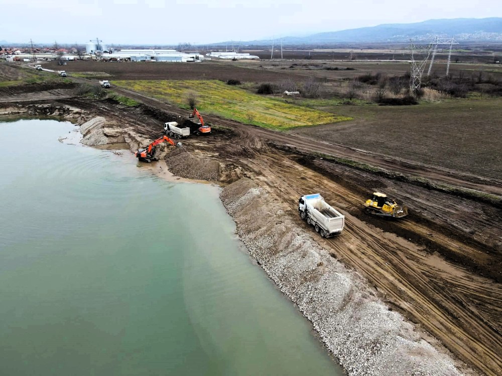 Институционален вакуум в Йоаким Груево: Маскира ли строежът на рибарник незаконна кариера?