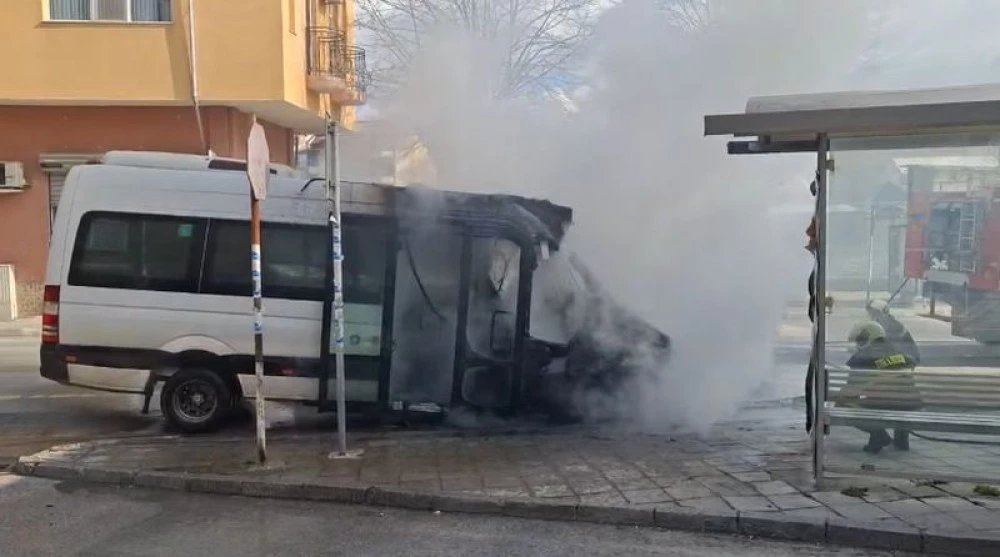 Маршрутка пламна в движение в Асеновград ВИДЕО