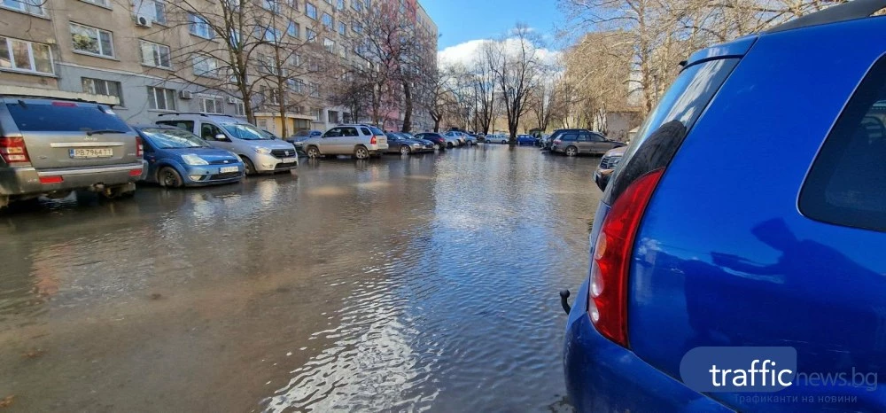 Наводнение в Кършияка: Улица се превърна в река, вода блика от тротоар ВИДЕО