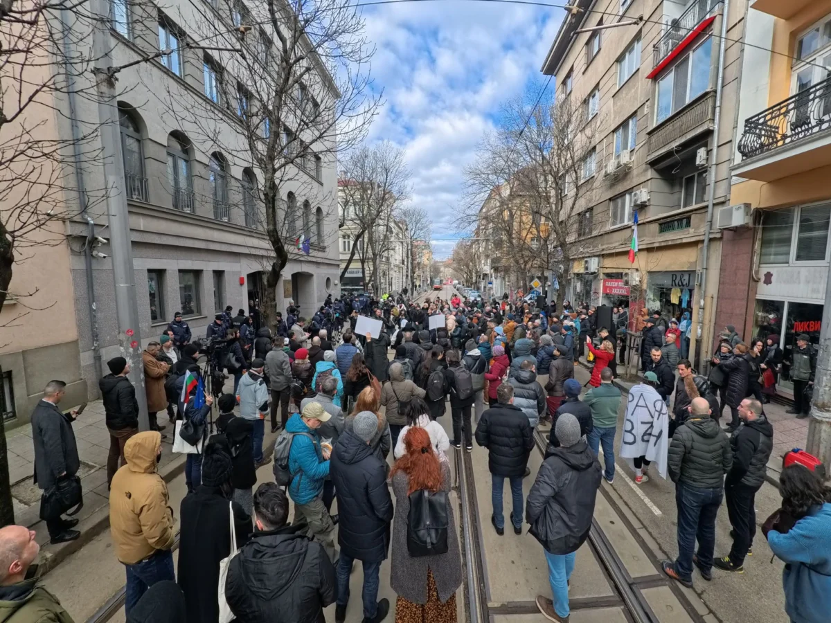 Граждани искат оставката на Борислав Сарафов на протест пред ВСС