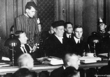 На този ден: Учредена е Българската екзархия, подпален е Райхстагът