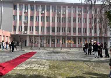 Поканите за баловете в Пловдив започнаха! 12-окласници от Тоха изненадаха своя класен с огнено шоу